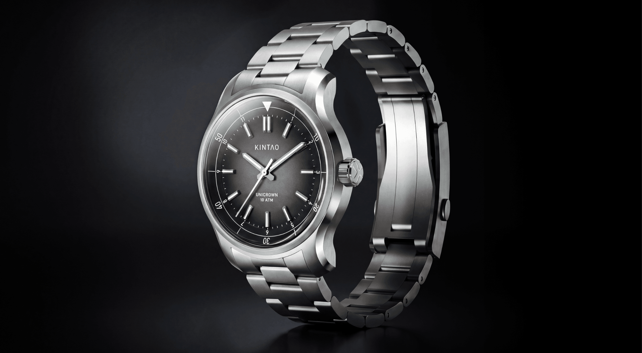 UC1 Recurve upright on its steel bracelet, showing the curved case, crown and lugs