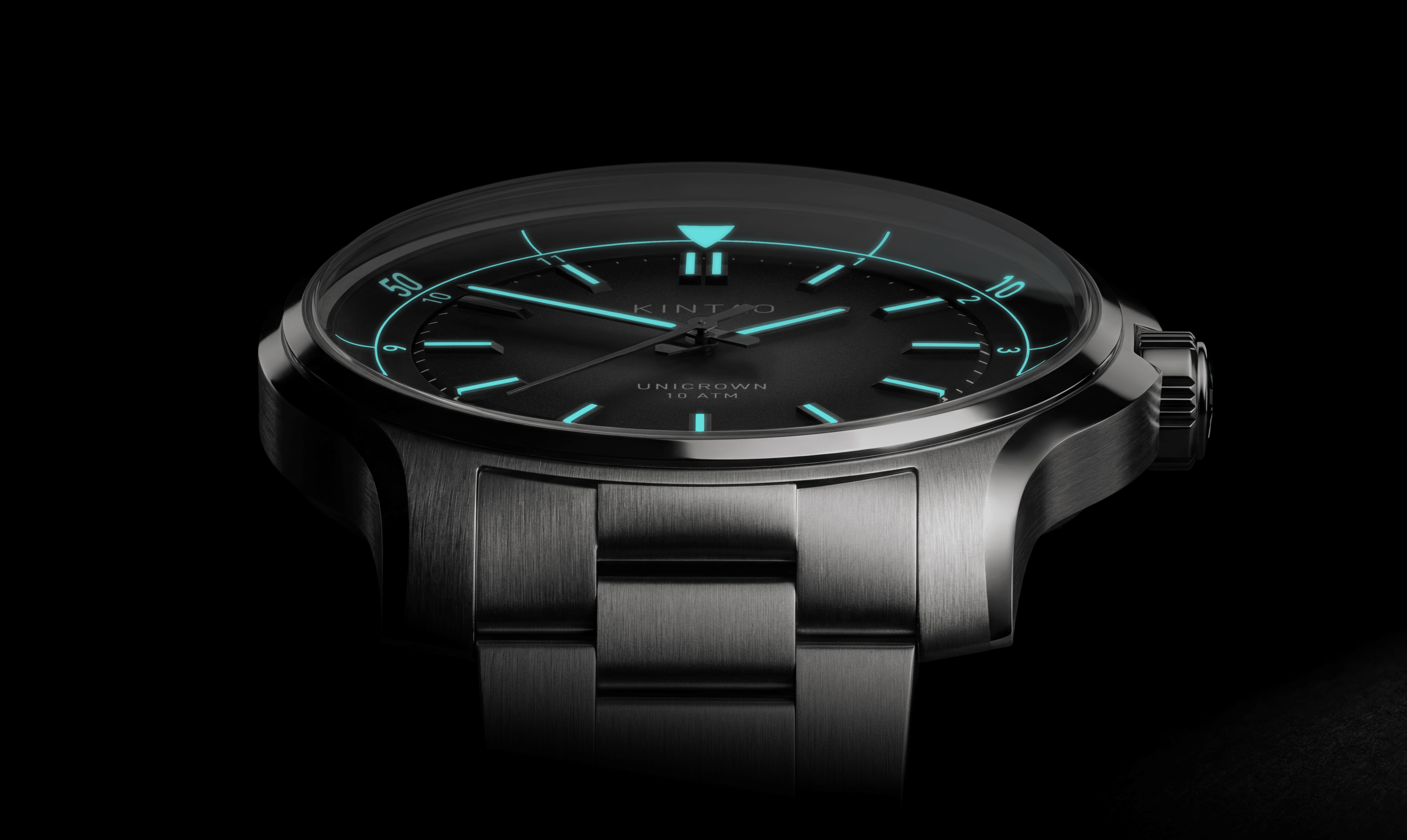 UC1 Recurve from the front in low light, with hands, indices and bezel markers glowing