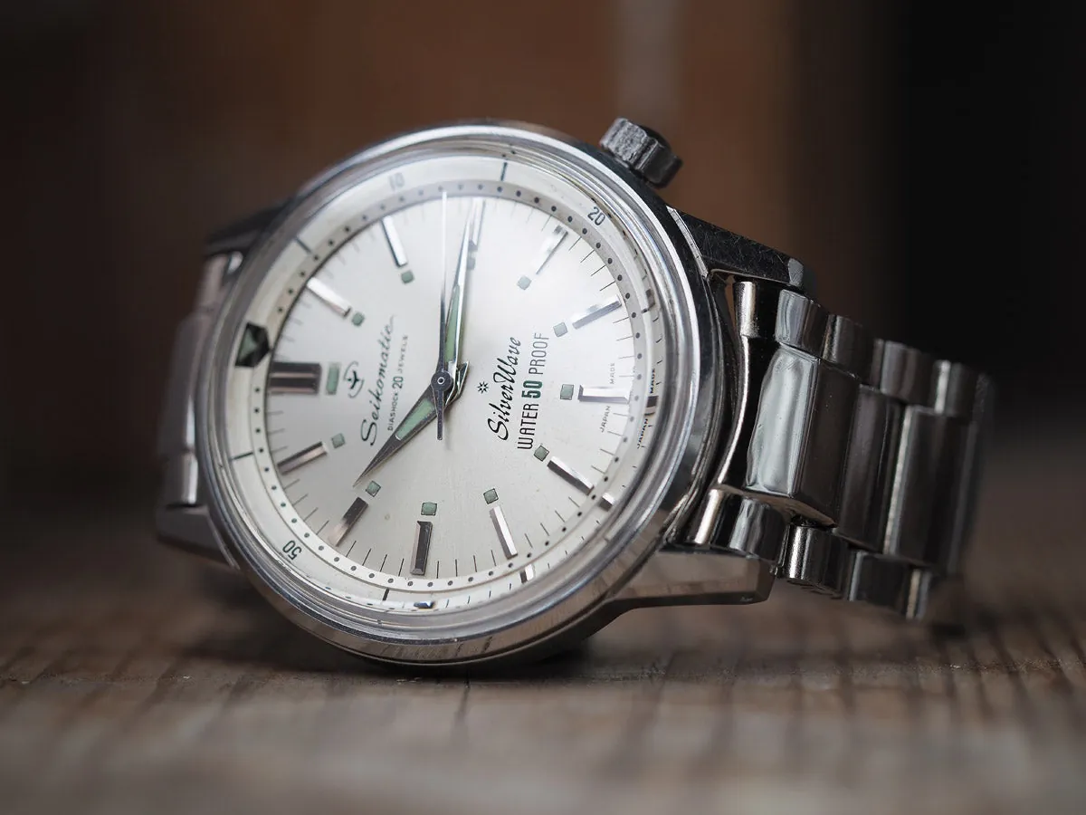 An early 1960s single-crown internal-bezel diver